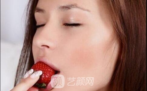 假體隆鼻后，同事都說(shuō)我像混血兒