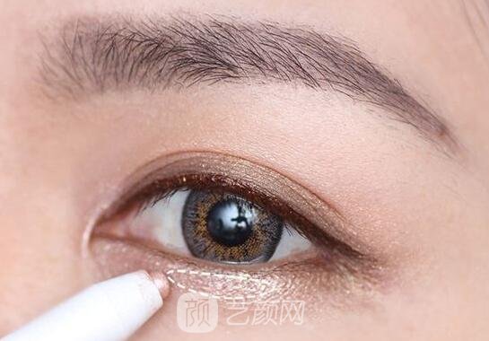 臥蠶的產(chǎn)生會(huì)使整個(gè)人看起來(lái)年輕不少，楚楚動(dòng)人